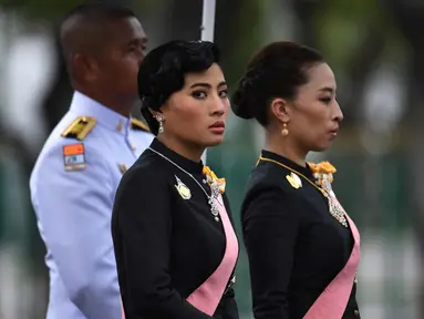 Putri Thailand Sirivannavari Nariratana (kiri) dan Bajrakitiyabha saat mengikuti prosesi kremasi almarhum Raja Bhumibol Adulyadej di Bangkok, Thailand (26/10). Mereka Berdua adalah putri dari Raja Thailand, Maha Vajiralongkorn. (AFP Photo/Anthony Wallace)