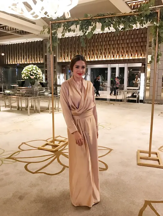 Tidak selalu seksi, Yasmine juga cantik banget memakai dress tertutup ini. Apalagi warna baju dan kulitnya hampir serupa. Penampilannya sungguh natural, dan makin berseri dengan lipstick merahnya. (Instagram/yaswildblood)