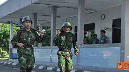 Citizen6, Surabaya: Para siswa lari dengan menggunakan Pakaian Dinas Lapangan (PDL), helm baja, sepatu boot, senjata jenis SS-1 dan ransel dengan beban 15 kilogram. (Pengirim: Penkobangdikal)