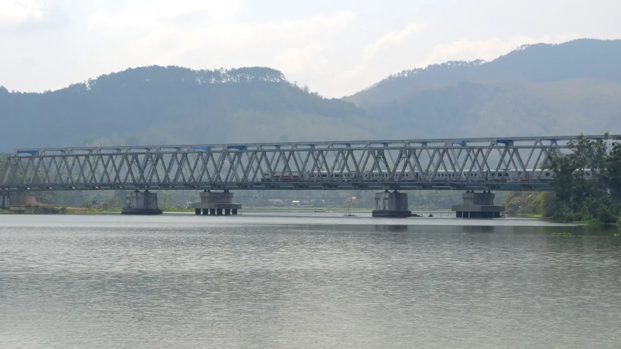 Jembatan kereta di Rawalo, Banyumas Jawa Tengah. (Foto: Liputan6.com/Muhamad Ridlo)