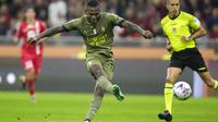Pemain AC Milan Rafael Leao mencetak gol keempat timnya selama pertandingan sepak bola Serie A antara AC Milan dan Monza, di stadion San Siro di Milan, Italia, Sabtu, (22/10/2022). (AP Photo/Luca Bruno)