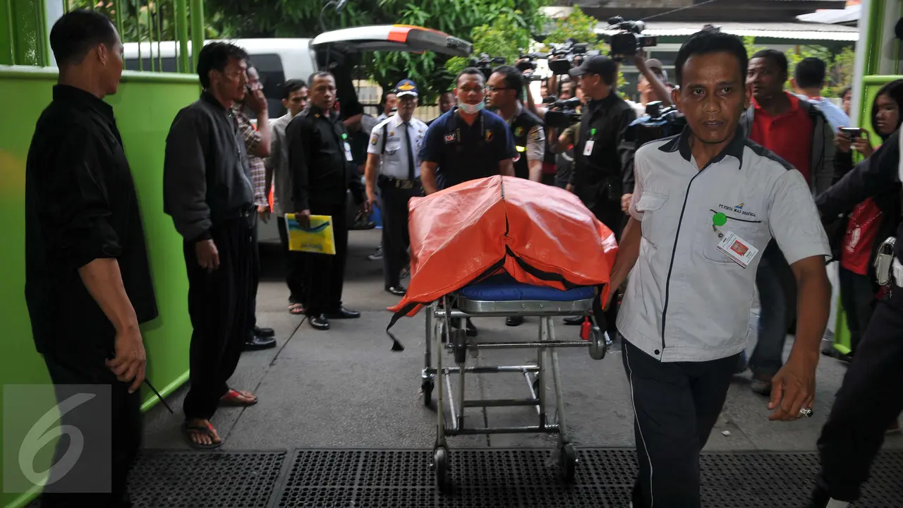 20151206-Korban Tewas Kecelakaan Maut Kereta vs Metromini-Jakarta- Gempur M Surya