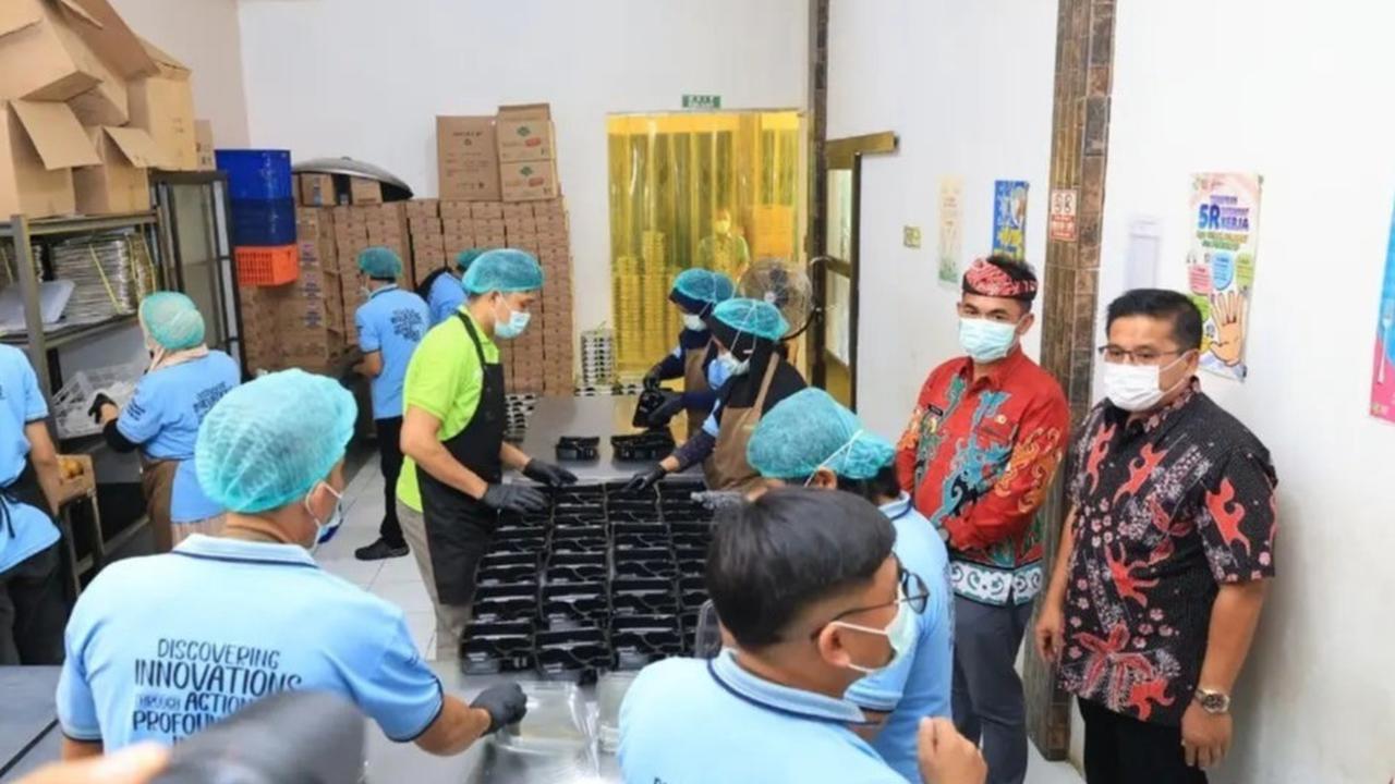 Pj Wali Kota Tarakan Melihat Uji Coba Makan Siang Gratis di Sukabumi