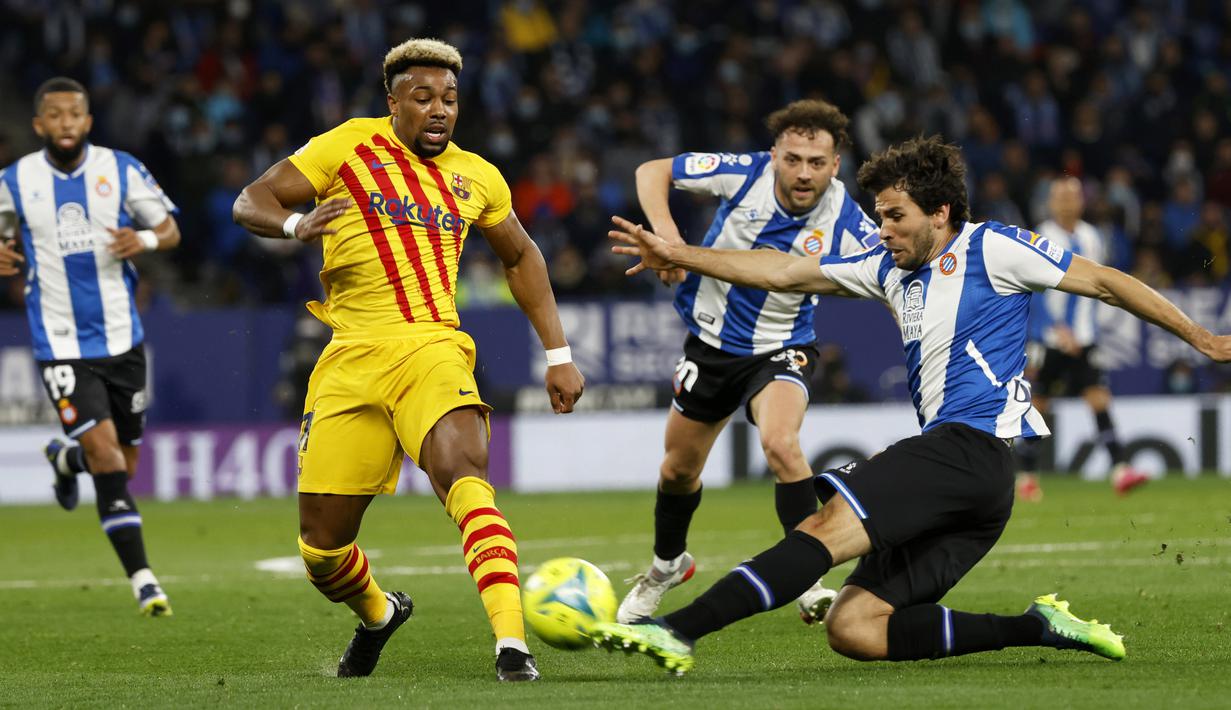 Mengandalkan Adama Traore, Gavi dan Ferran Torres di lini depan, Barcelona mencoba membongkar pertahanan tuan tuan rumah. Namun rapat dan disiplinnya barisan pertahanan Espanyol membuat Barca kewalahan. (AP/Joan Monfort)