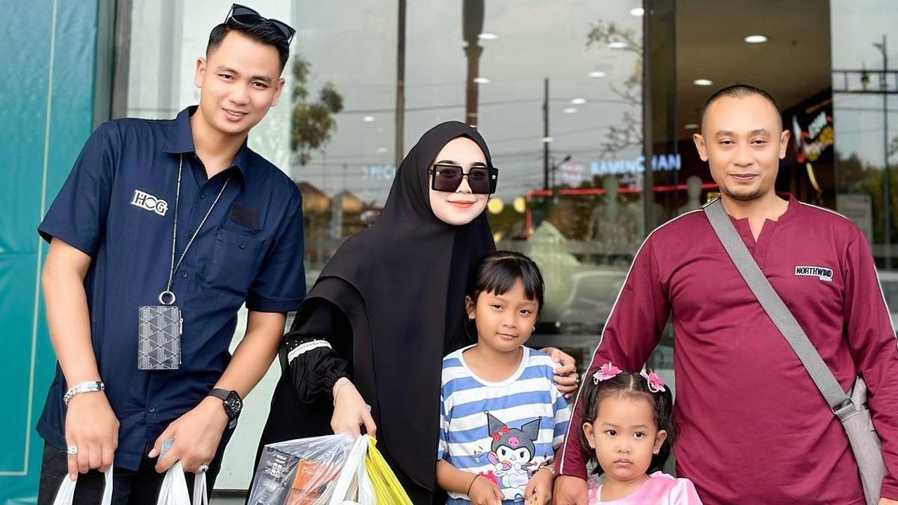 Kisah Wanita Beri Hadiah Anak dan Ayah usai Ketahuan Foto di Depan Rumahnya, Bikin Haru hingga Banjir Pujian Warganet