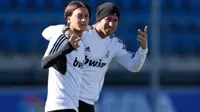 Mesut Oezil dan Sergio Ramos ketika masih di Real Madrid (Foto: Real Madrid)