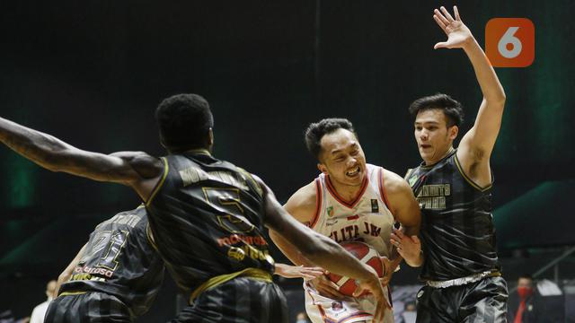 Foto: Comeback di Kuarter keempat, Pelita Jaya Pecundangi West Bandits Solo untuk Sapu Bersih Kemenangan di 4 Laga Awal IBL 2022