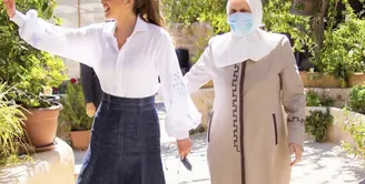 Queen Rania dikenal dengan gaya fashionnya yang simple dan chic. Kerap terlihat mengenakan denim, penampilannya begitu mengisnpirasi di segala suasana. [Foto: Queen Rania]