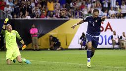 Ekspresi Kiper AS, Brad Guzan dan perayaan gol Gonzalo Higuain pada laga semifinal Copa America Centenario  2016 antara Argentina vs AS di Stadion NRG, Houston,Texas, Rabu (22/6/2016) WIB. (Mandatory Credit: Kevin Jairaj-USA TODAY Sports)