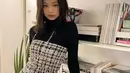 Tampil feminin, Jennie Kim memadukan turtleneck shirt warna hitam dengan mini dress. Sebagai pemanis, Jennie menambahkan kalung mutiara.(Instagram/jennierubyjane).