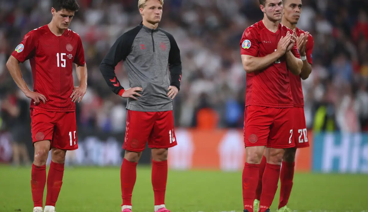 Para pemain Denmark memberikan tepuk tangan kepada para pendukung usai pertandingan melawan Inggris pada semifinal Euro 2020 di stadion Wembley di London, Kamis (8/7/2021). Inggris akan bertemu Italia di babak final. (Laurence Griffiths/Pool Photo via AP)
