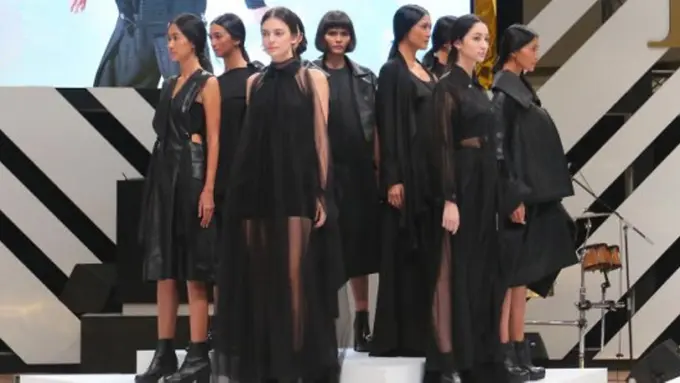 Jangan Takut Mirip Valak, Baju Hitam Memang Terlihat Lebih Asik!