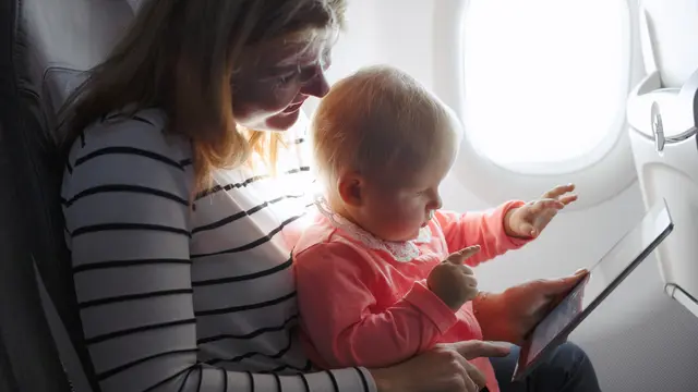 Persiapan Saat Pertama Kali Bawa Bayi Naik Pesawat (Kaspars-Grinvalds/Shutterstock)