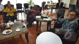Ketua MPR RI Zulkifli Hasan (kanan) saat menerima kunjungan Ikatan Cendekiawan Muslim Indonesia (ICMI), Jakarta, Selasa (3/2/2015). (Liputan6.com/Andrian M Tunay) 