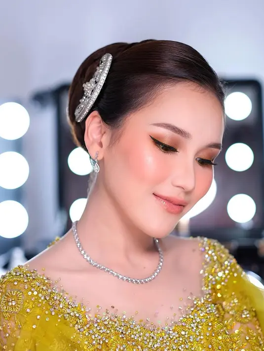 Disempurnakan dengan pulasan makeup flawless oleh MUA @adi_rustana dan tatanan rambut updo oleh hair stylist @bebyoniel_.  [@ayutingting92]
