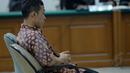 Terdakwa Hendra Saputra saat mendengarkan tuntutan yang dibacakan oleh  Jaksa Penuntut Umum  (JPU) di Pengadilan Tindak Pidan Korupsi. (23/7/14) (Liputan6.com/Miftahul Hayat)