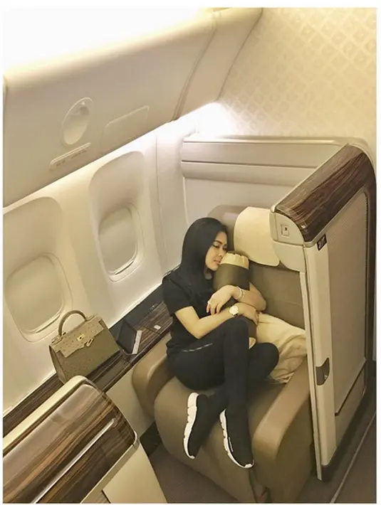 "Jadi ke Bandung dulu, baru ke Hongkong. Besok itu launching kuenya teteh, Princes Cake, pokoknya kacida raosna," pungkas Syahrini. (Instagram/princessyahrini)