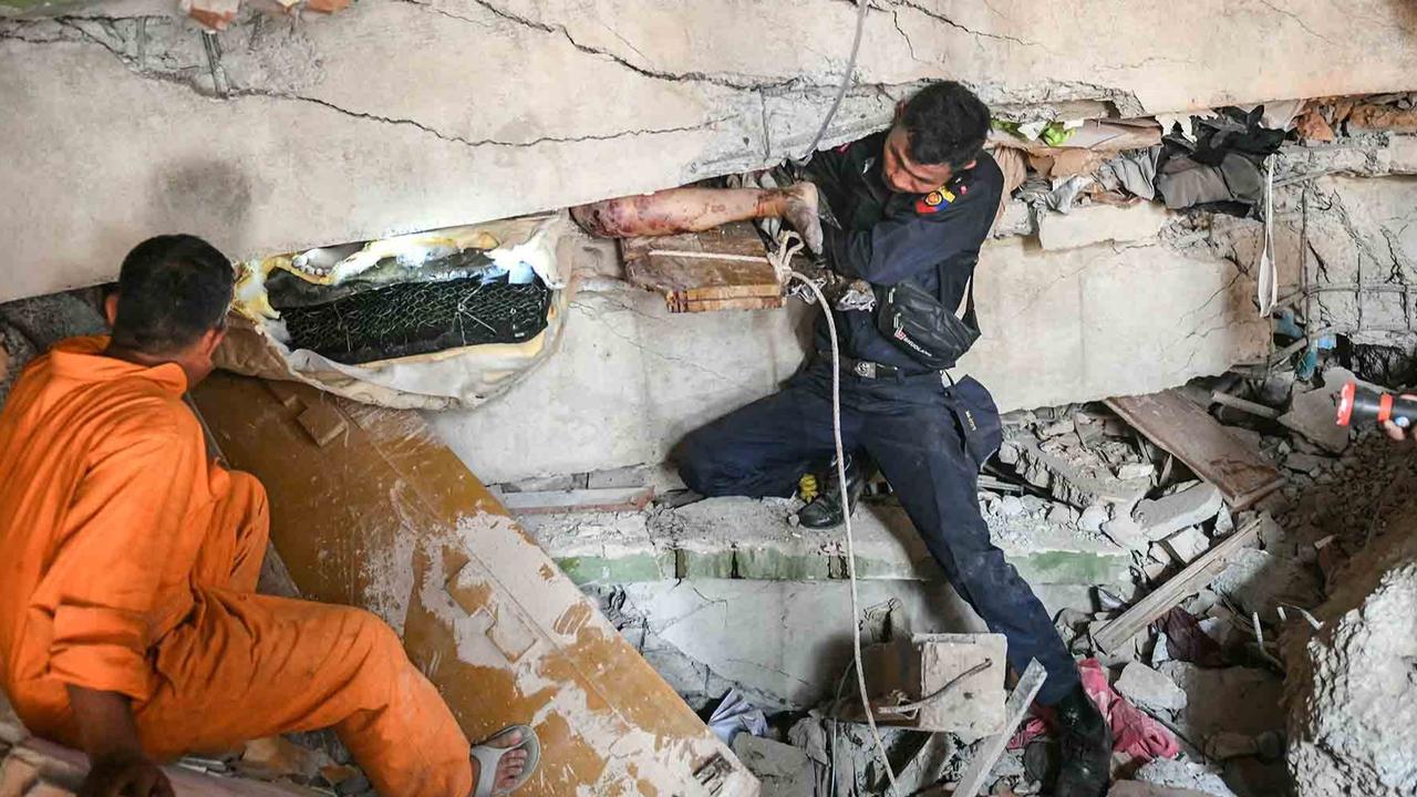 FOTO: Tim SAR Mencari Korban Selamat di Mandalay, Kota dengan Kerusakan Paling Parah Akibat Gempa di Myanmar