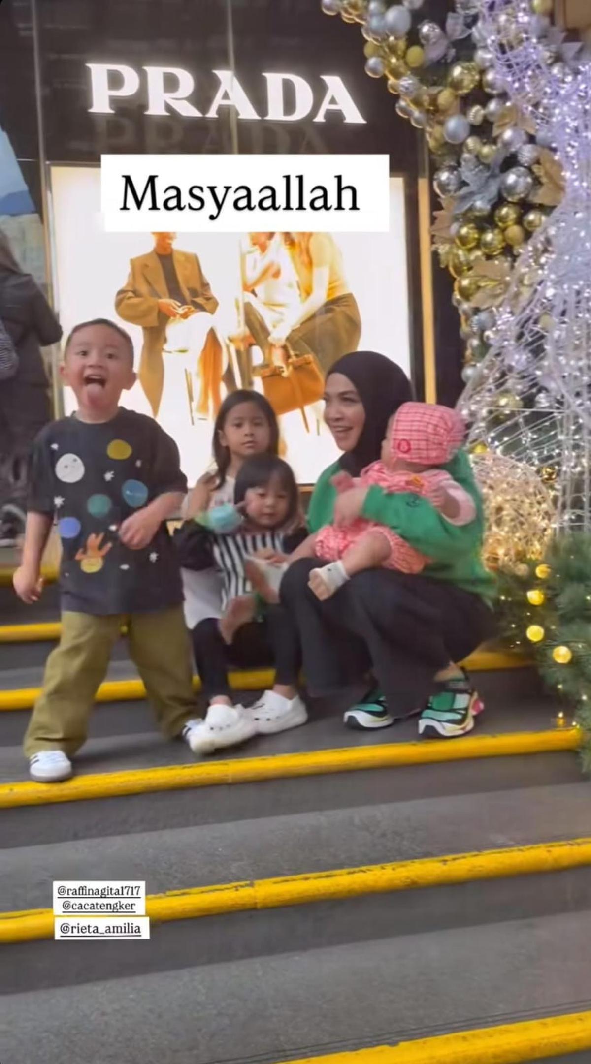 7 Potret Rieta Amilia Bareng Kelima Cucunya, Netizen Salfok Rafathar Jahil ke Rayanza