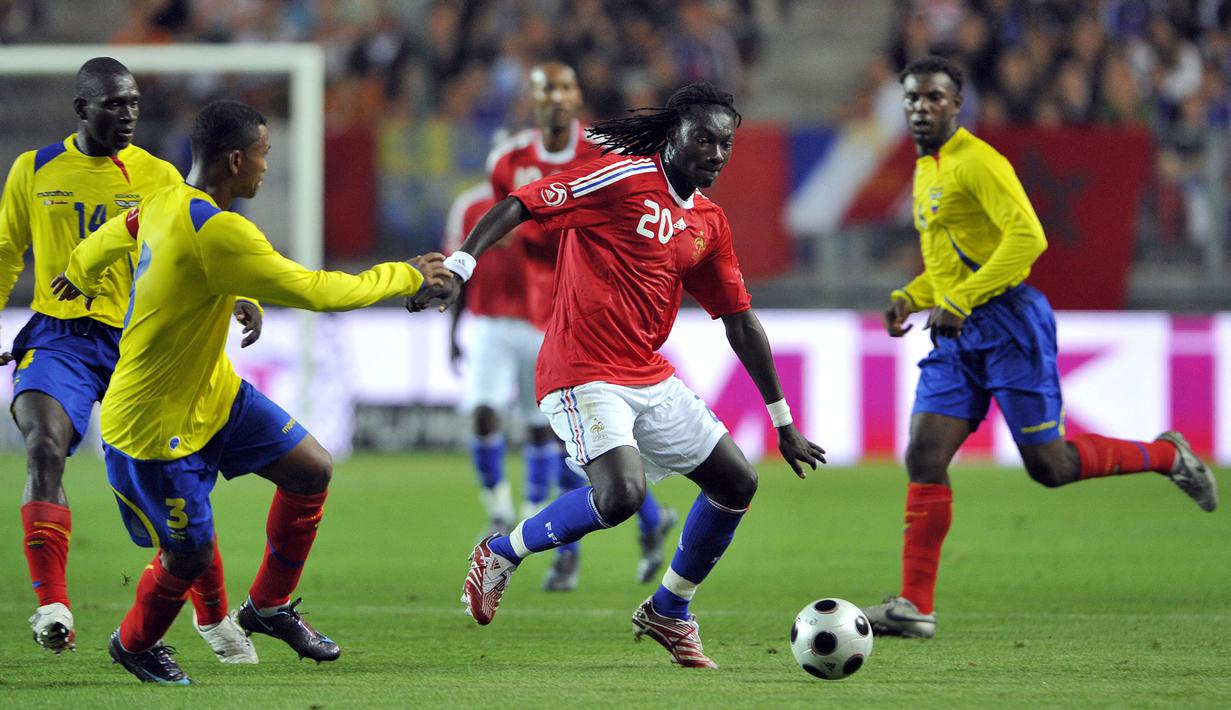 Bafetimbi Gomis bahkan mencetak brace alias dua gol dalam laga debutnya untuk Les Blues saat laga persahabatan melawan Ekuador 27 Mei 2008, dengan Prancis menang 2-0. (AFP/Franck Fife)