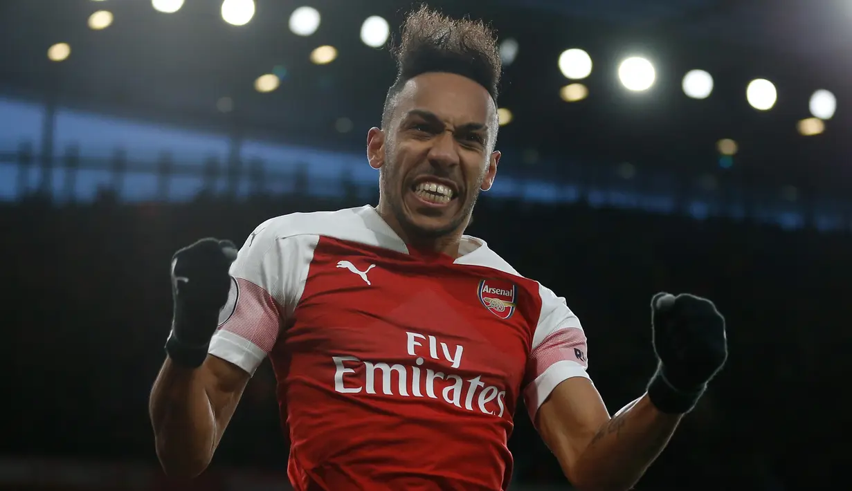 Striker Arsenal, Pierre-Emerick Aubameyang berselebrasi usai mencetak gol ke gawang Manchester United selama pertandingan lanjutan Liga Inggris di Stadion Emirates di London (10/3). Arsenal menang 2-0 atas MU. (AFP Photo/Ian Kington)