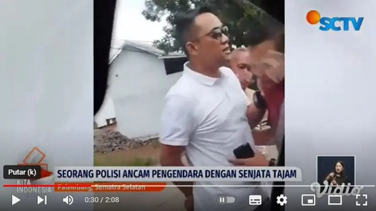 Viral video yang memperlihatkan oknum anggota polisi arogan mengancam pengendara lain pakai senjata tajam di Palembang. (YouTube Liputan6)