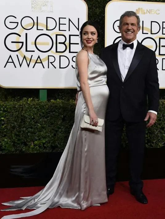 Berjalan menyusuri karpet  merah, Rosalind tampak mesra bersama Mel yang selalu bergandengan tangan. Perbedaan usia yang tarpaut jauh, tak menjadi halangan bagi jalinan cinta mereka. (AFP/Bintang.com)