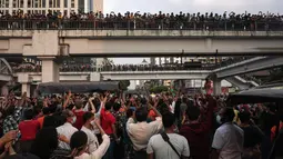 Para pengunjuk rasa turun ke jalan saat demonstrasi menentang kudeta militer di Yangon, Myanmar pada Sabtu (6/2/2021). Mereka menyerukan pembebasan pemimpin sipil terpilih, Aung San Suu Kyi, beserta para politikus lainnya yang telah ditahan sejak kudeta pada hari Senin. (STR / AFP)