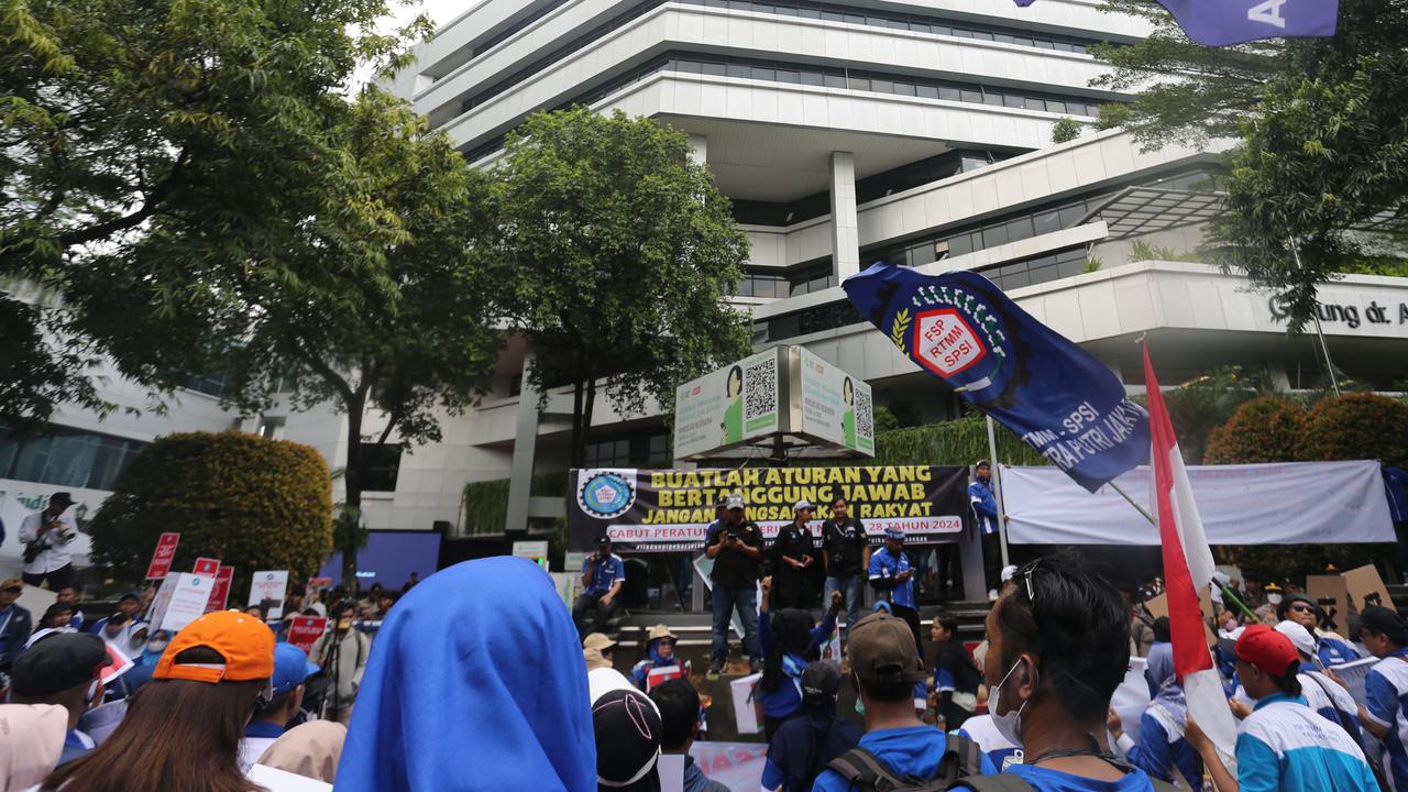 Ratusan Buruh Demo Geruduk Kemenkes, Ini Tuntutan Mereka
