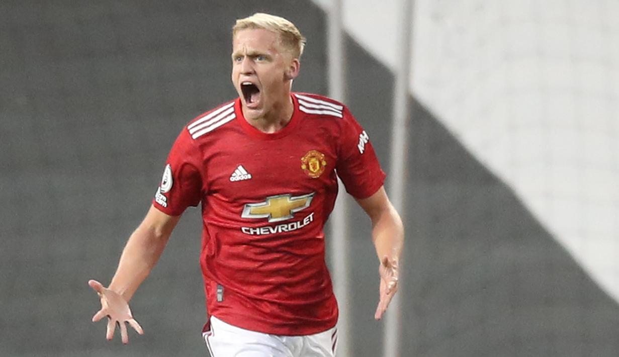 Donny van de Beek - Gelandang Manchester United pernah mengemban tugas sebagai anak gawang saat menjalani pendidikan sepak bola di Ajax Amsterdam. Van de Beek kecil yang saat itu sempat berfoto dengan Luis Suarez yang merupakan salah satu pemain idolanya. (AFP/Martin Rickett/Pool)