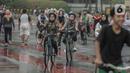 Warga bersepeda saat car free day (CFD) di kawasan Bundaran HI, Jakarta, Minggu (29/12/2019). Kendati tidak seramai saat cerah, warga yang berlari, jalan santai, atau swafoto masih menjadi pemandangan di area CFD usai hujan mengguyur Jakarta. (Liputan6.com/Faizal Fanani)