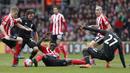 Southampton, Victor Wanyama (tengah) berebut bola dengan para pemain Liverpool pada lanjutan liga Inggris pekan ke-31 di Stadion St Mary, Southampton, Minggu (20/3/2016) WIB. (AFP/Adrian Dennis)