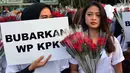 Massa membawa poster dalam aksi meminta revisi UU KPK di depan Istana, Jakarta, Jumat (13/9/2019). Dalam aksinya, mereka mendukung Presiden Jokowi dan DPR RI merevisi Undang-Undang KPK dalam rangka memperkuat langkah pemberantasan korupsi. (Liputan6.com/Johan Tallo)