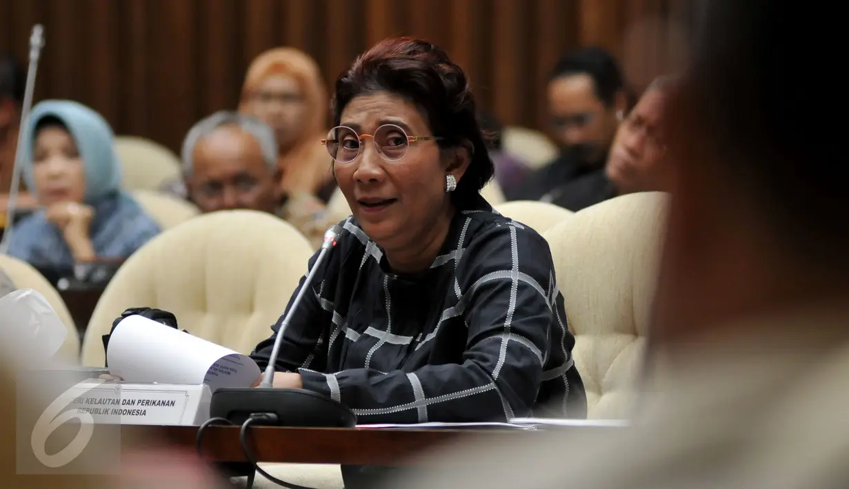 Menteri Kelautan dan Perikanan (KKP) Susi Pudjiastuti saat raker dengan Komisi IV DPR di Jakarta, (8/6). Rapat tersebut membahas usulan alokasi dalam Rancangan Anggaran Pendapatan dan Belanja Negara Perubahan (RAPBN-P) 2016. (Liputan6.com/JohanTallo)