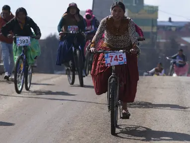 Perempuan pribumi berkompetisi dalam Balap Sepeda Cholita tahunan di El Alto, Bolivia, Sabtu, 21 Oktober 2023. (AP Photo/Juan Karita)