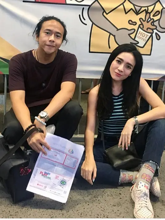 "Kayak mengejar rock star," ucap Dea Ananda sambil tertawa. Tidak lama setelah menjalin komunikasi, Dea mengajak Ariel pacaran. "Ngajak pacaran. Nggak lama, ngajak nikah. Dia jawabnya juga santai banget 'yuk!' gitu," tambah Dea. (Instagram/dea_ananda)