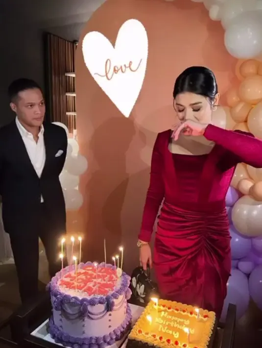 <p>Pesta kejutan Naysila dihadiri oleh keluarga dan sahabat. pada kesempatan ini, para sahabat terlihat datang pada pesta kejutan Naysila. (Foto: Instagram/ Naysila Mirdad).</p>