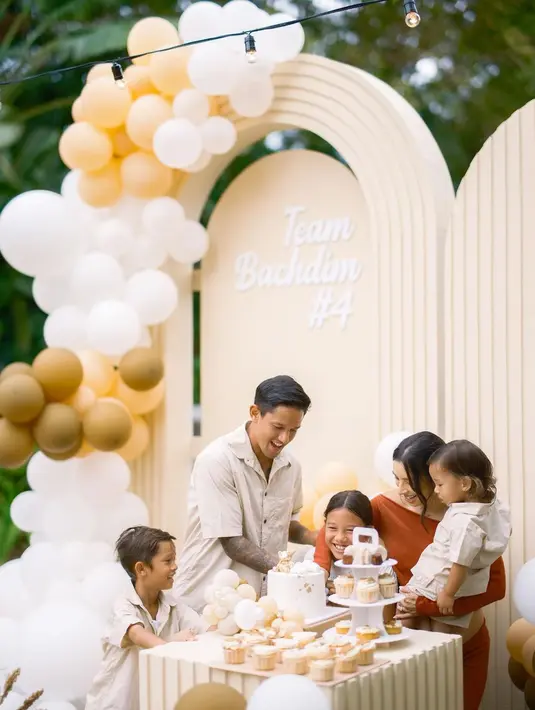 Sementara Irfan Bachdim dan ketiga anaknya kompak kenakan outfit bernuansa creme [instagram/namasaweddings]