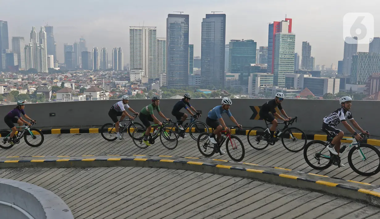 Warga mengayuh sepedanya di rampa spiral gedung parkir pusat perbelanjaan Kuningan City, Jakarta, Minggu (22/10/2020). Kegiatan ini untuk meningkatkan kebugaran dan imunitas tubuh di tengah pandemi COVID-19. (Liputan6.com/Herman Zakharia)