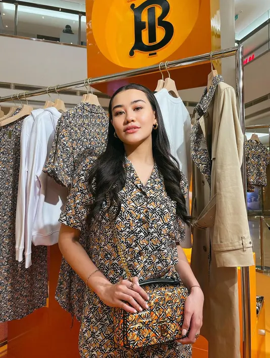 Tidak melulu dress polos, Aliya Massaid juga bermain dengan outfit monogram dari Burberry [instagram/aaliyah.massaid]
