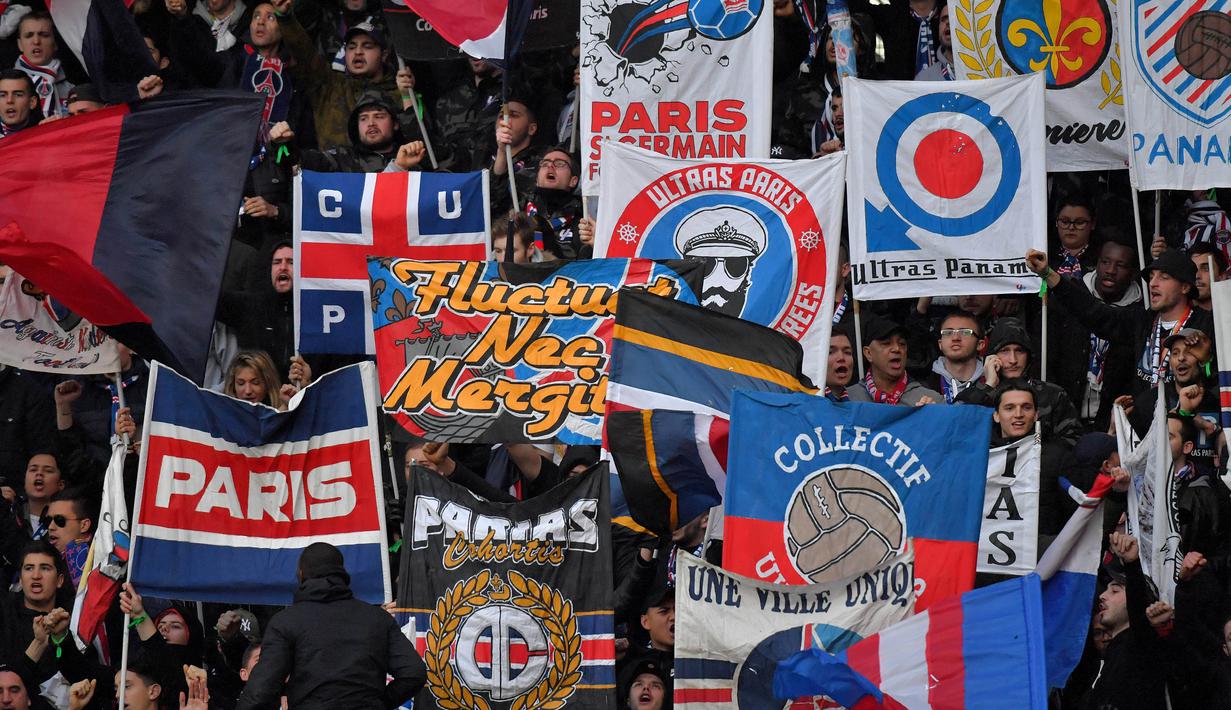 Suporter PSG mengibarkan berndera dan banner saat timnya melawan Rennes pada laga Ligue 1 Prancis di Roazhon Park, Rennes, (16/12/2017). PSG menang 4-1. (AFP/Loic Venance)
