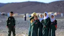 Anak-anak sekolah difoto di sebuah kamp untuk pengungsi internal di pinggiran kota Marib di timur laut Yaman (26/10/2021). Kamp pengungsi ini merupakan benteng utara terakhir pemerintah Yaman yang didukung Saudi. (AFP/STR)