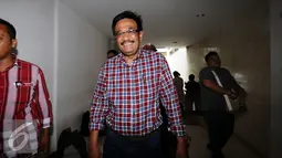 Cawagub DKI Jakarta, Djarot Saiful Hidayat menuju ruang Dirkrimum Polda Metro Jaya, Jakarta, Senin (5/12). Djarot diperiksa sebagai saksi kasus penghadangan kegiatan kampanye  pada 25 November 2016 lalu. (Liputan6.com/Helmi Fithriansyah)