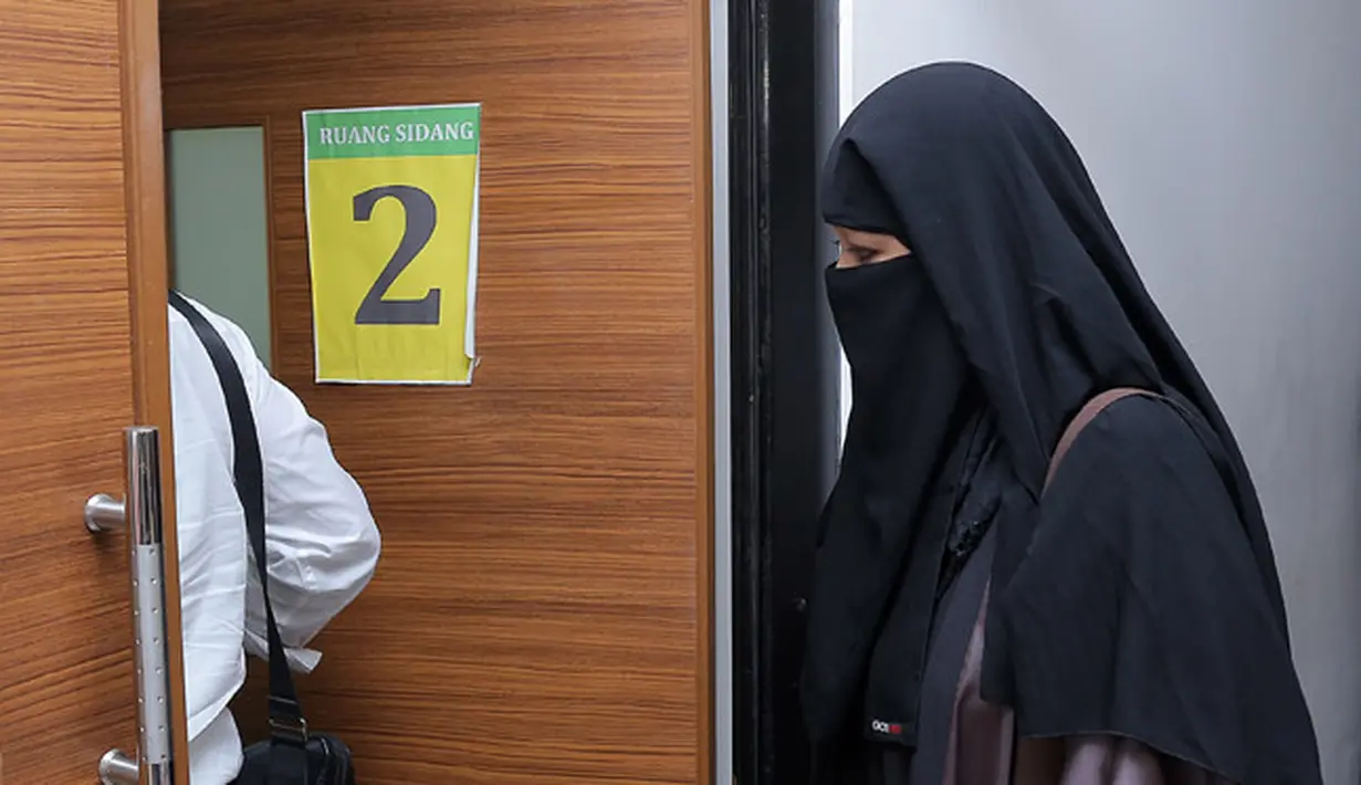 Sidang cerai yang beragendakan mediasi itu, pihak penggugat, Dian Rositaningrum hadir di pegadilan. Sedangkan suaminya, Opick tak bisa hadir dan hanya diwakili oleh kuasa hukumnya. (Deki Prayoga/Bintang.com)