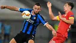 Stefan de Vrij (kiri) merupakan mantan anak asuh Conte semasa menangani Inter Milan. De Vrij menjadi opsi lain jika tak mampu menghadirkan De Ligt ke Tottenham. Ia merupakan tipikal bek dengan fisik yang bagus dan sangat kuat dalam duel bola-bola udara. (AFP/Martin Meissner)