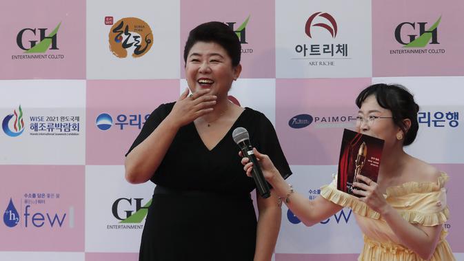 Aktris Parasite Lee Jung Eun di Golden Bell Awards 2020. (AP Photo/Ahn Young-joon)