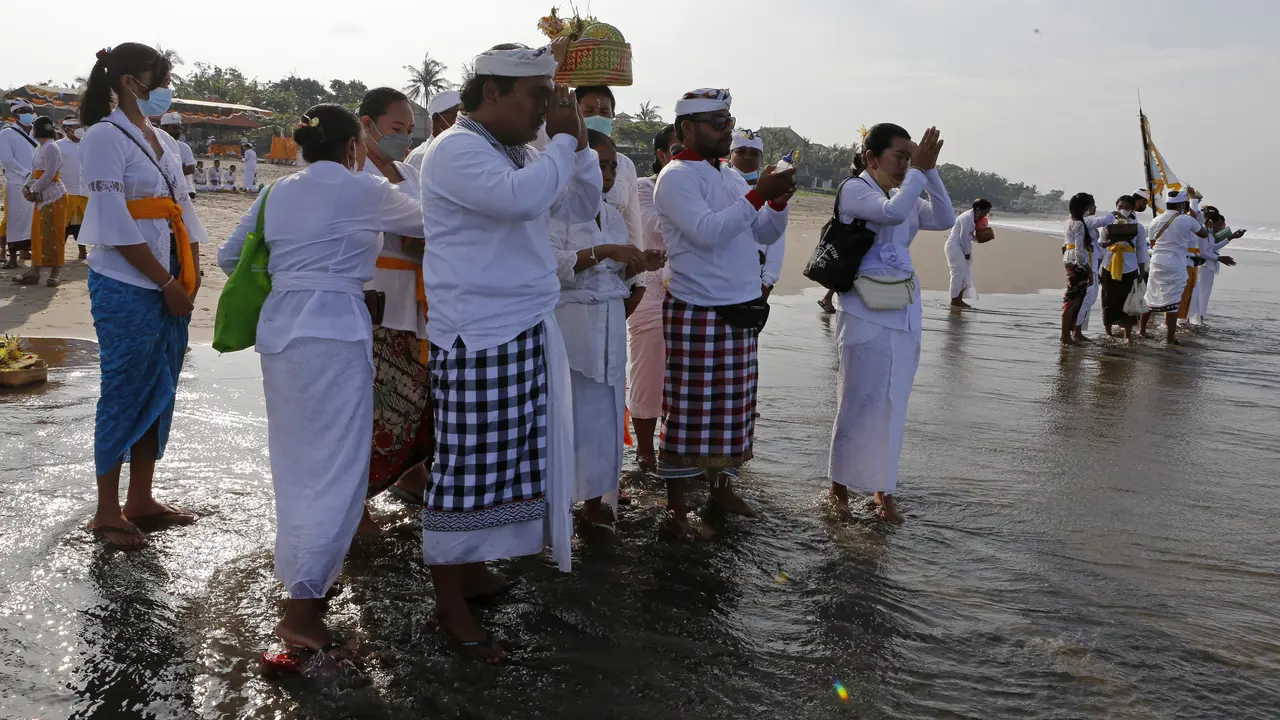 Ritual Melasti Jelang Nyepi di Bali