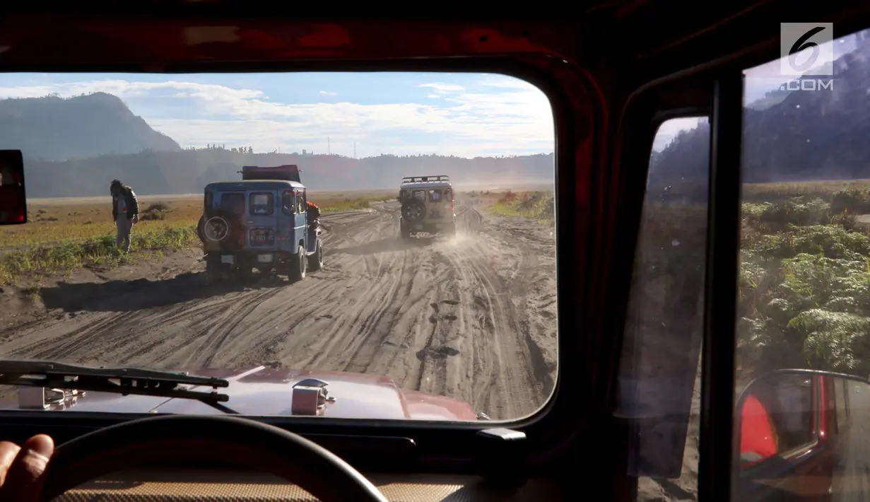 Mobil Toyota jeep melaju kencang membawa wisatawan menuju kawasan Gunung Bromo di Taman Nasional Bromo Tengger Semeru, Jawa Timur, Sabtu (4/11). Mobil ini melayani wisatawan keliling TN Bromo. (Liputan6.com/Fery Pradolo)