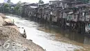 Bangunan semi permanen berdiri di bantaran Sungai Ciliwung, Bukit Duri, Jakarta (29/3). Relokasi tahap kedua dipastikan akan dilanjutkan pada akhir Mei mendatang, meski sebagian warga menolak dan menuntut ganti rugi. (Liputan6.com/Immanuel Antonius)