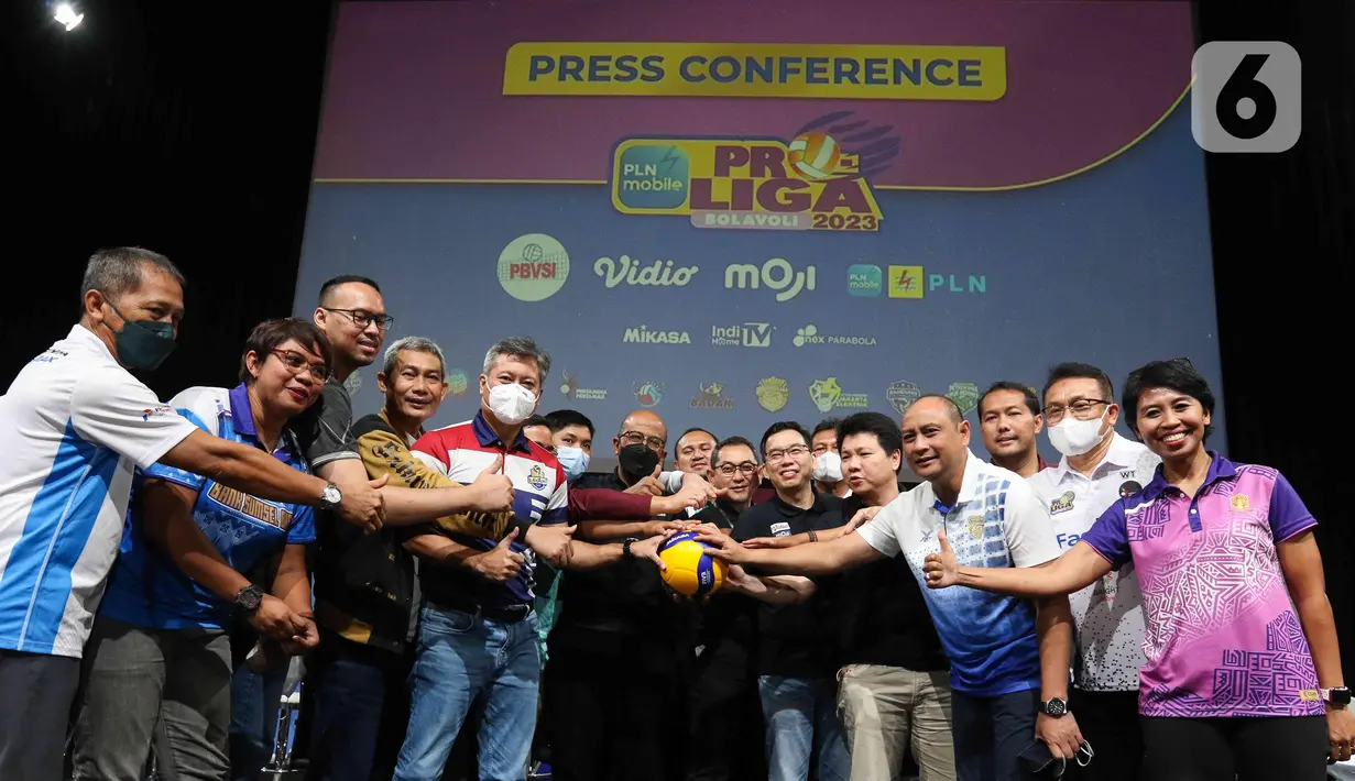 Ketua lll Bidang Kompetisi dan Pertandingan PP.PBVSI, Hanny S, Surkatty bersama perwakilan club foto bersama seusai jumpa pers PLN Mobile Proliga 2023 di SCTV TOWER , Jakarta, Jumat (30/12/2022). PLN Mobile Proliga 2023 kembali akan digelar di delapan kota yang akan menjadi tuan rumah, yang akan dilaksanakan mulai 5 Januari 2023. (Liputan6.com/Herman Zakharia)